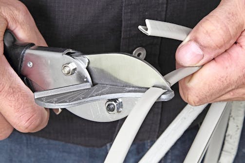 Montering av tetningslister med stifter: Den nye listen klippes til. Montering av tetningslister med stifter: Den nye listen klippes til.